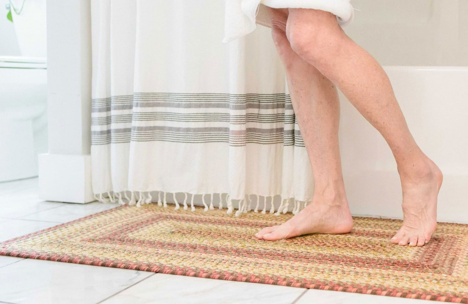 How to Dry Bathroom Rugs - A Homespice Guide